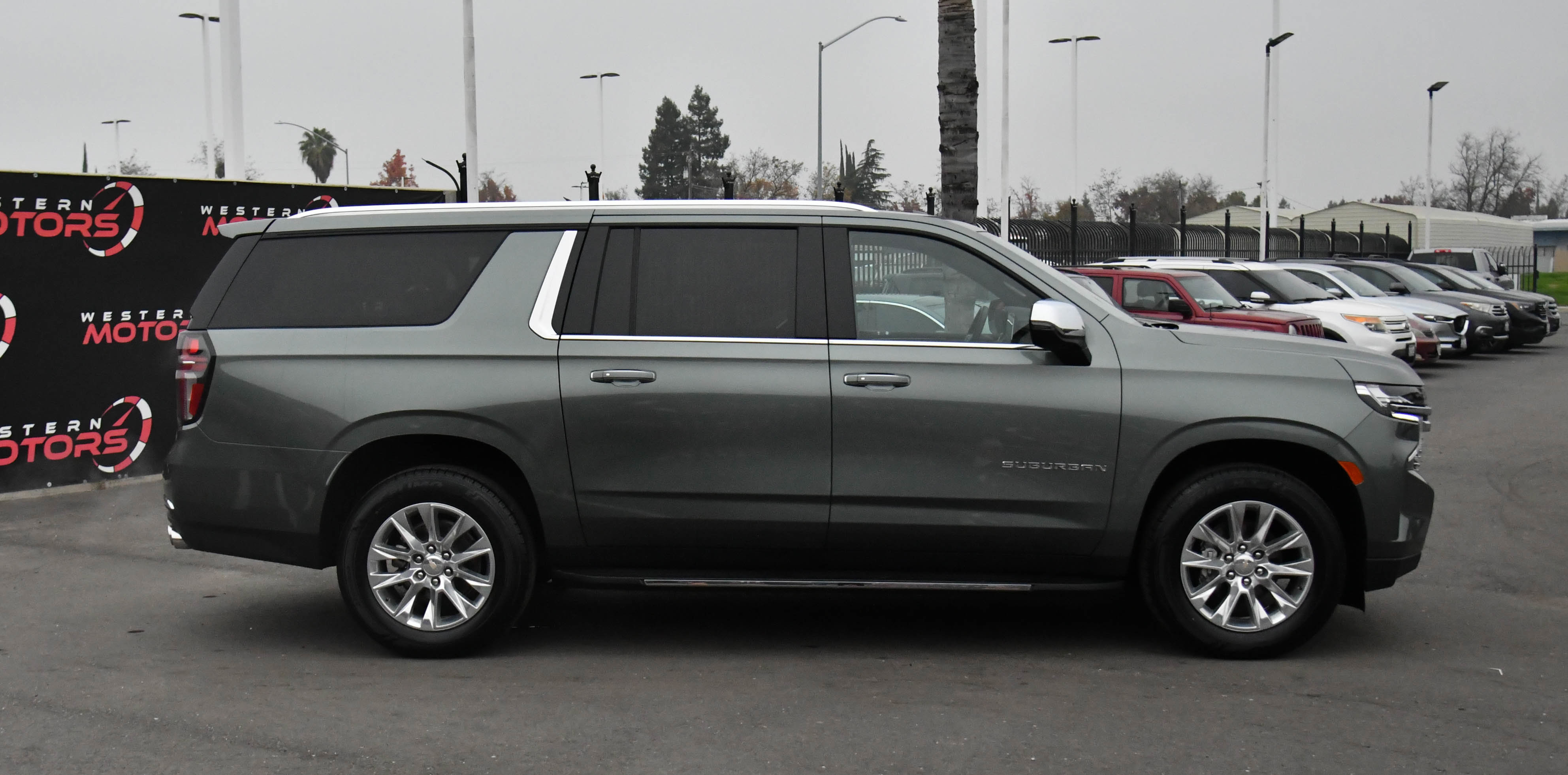 Used 2023 Chevrolet Suburban Premier image 9