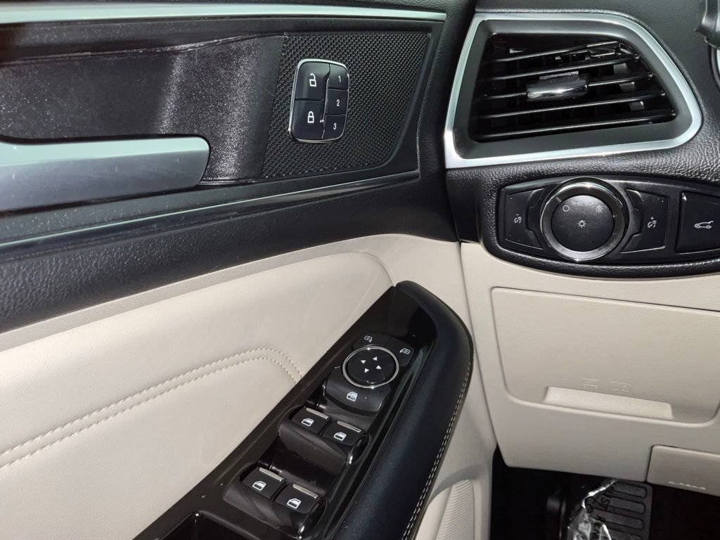 Used 2018 Ford Edge Titanium w/ Ford Safe & Smart Package FWD image 20