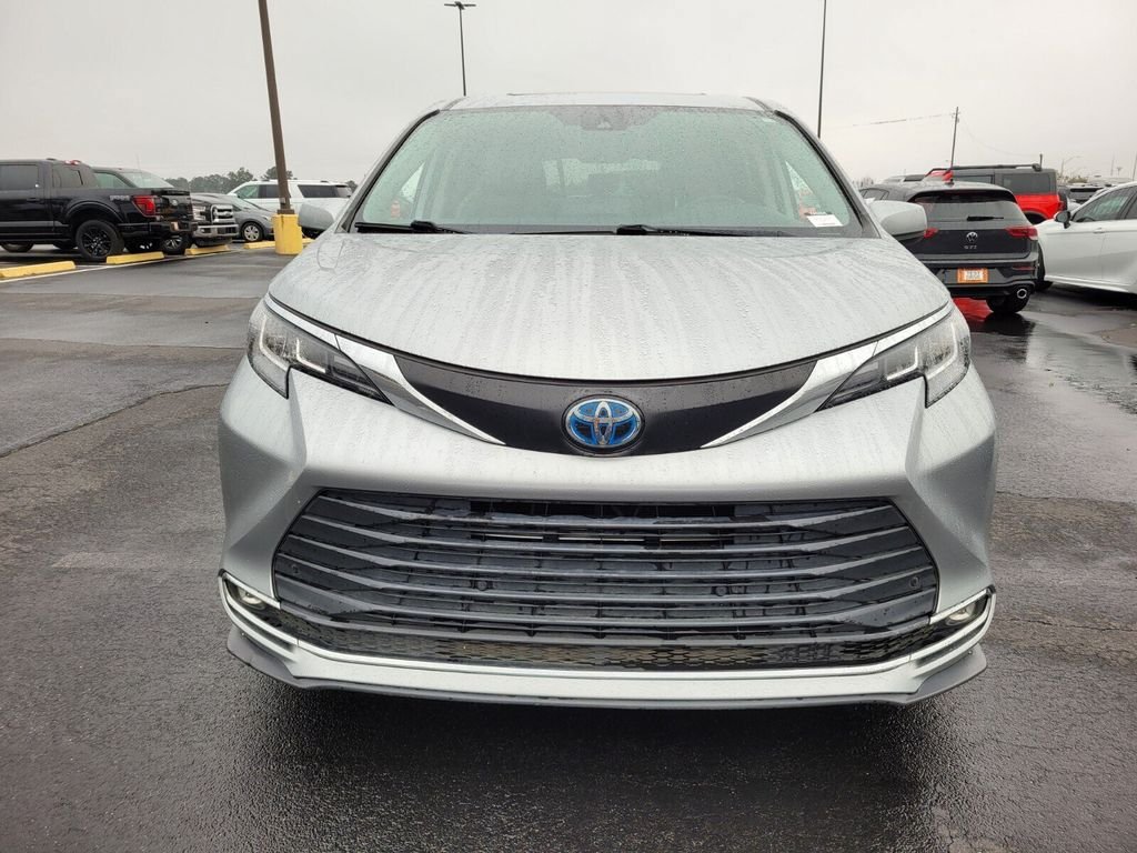 Used 2021 Toyota Sienna XLE FWD image 2