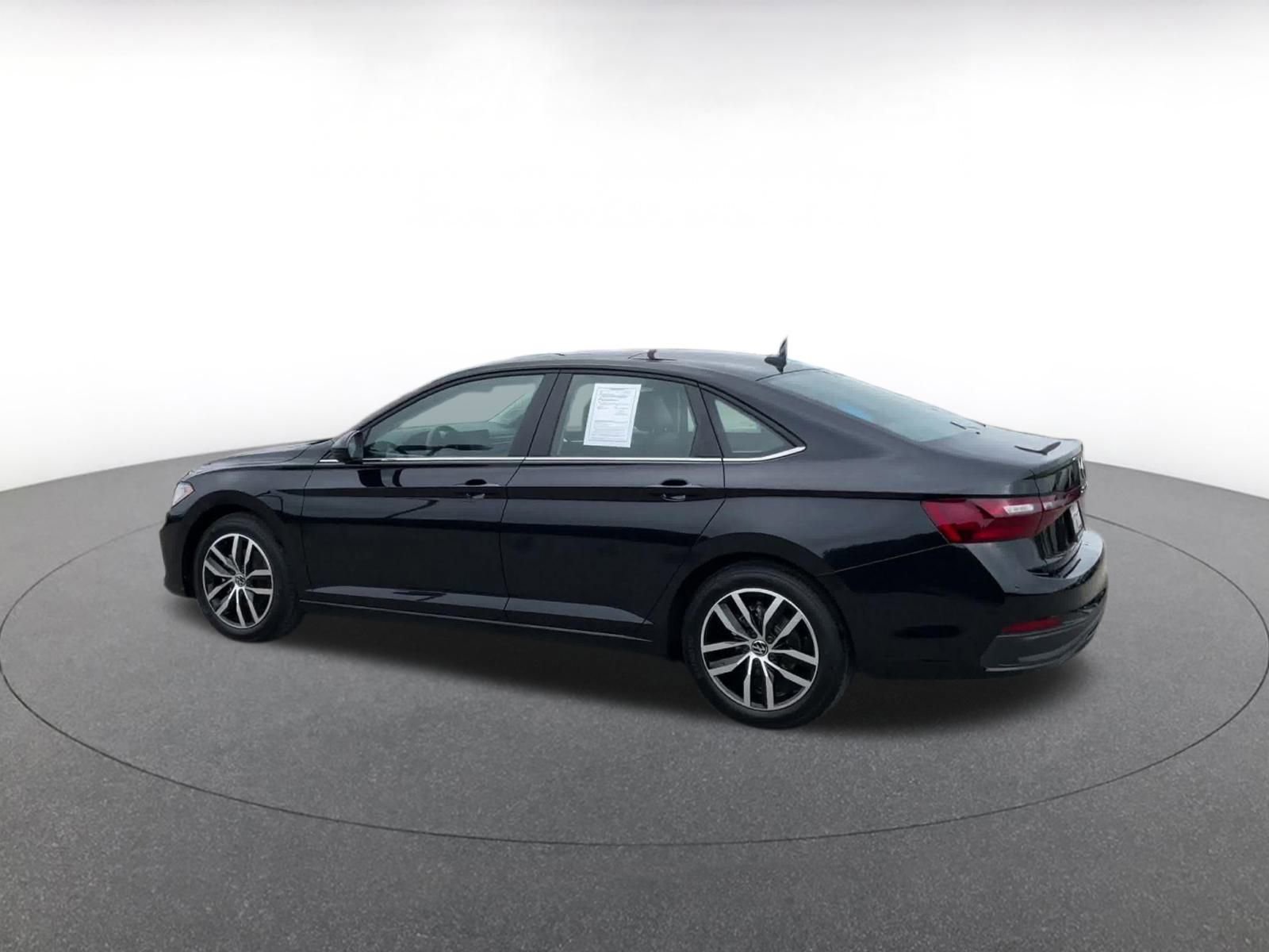 Used 2025 Volkswagen Jetta SE image 10