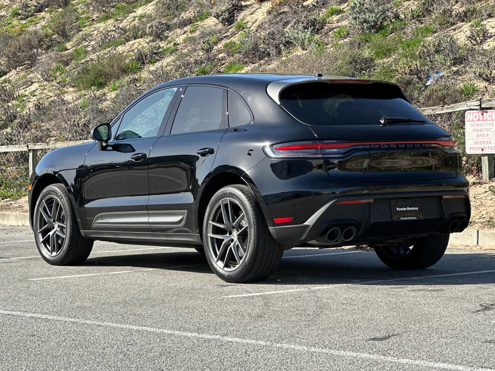 Certified 2025 Porsche Macan image 3