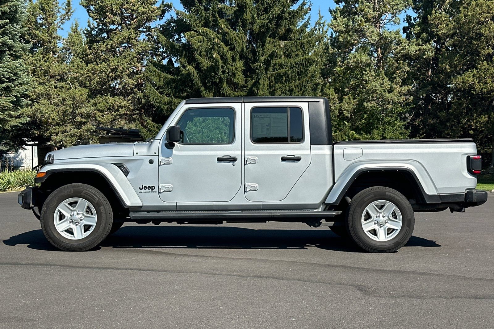 Used 2023 Jeep Gladiator Sport AWD/4WD image 7