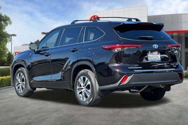 Used 2022 Toyota Highlander XLE AWD/4WD image 6