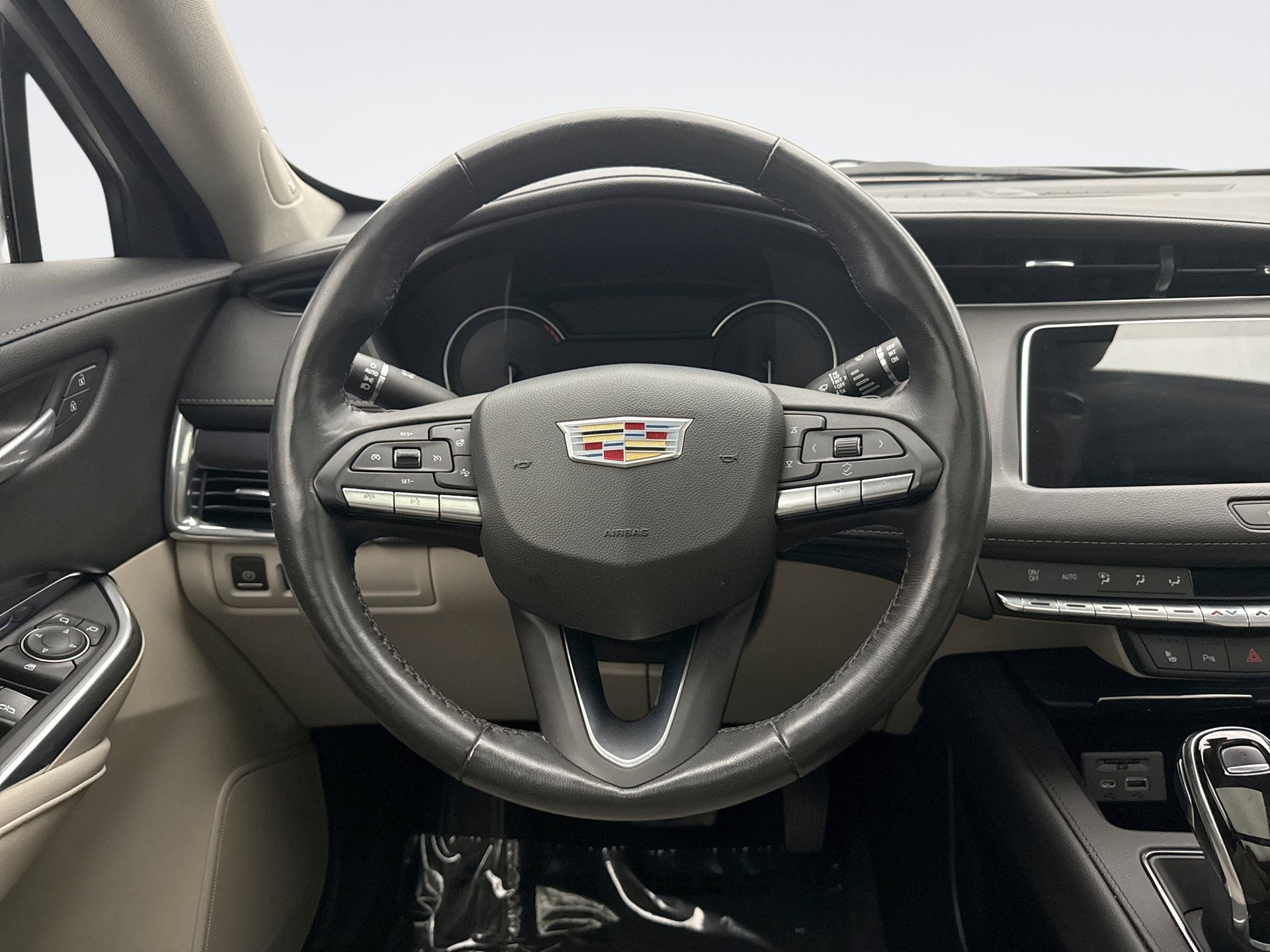 Used 2023 Cadillac XT4 Luxury w/ Cold Weather Package AWD/4WD image 12