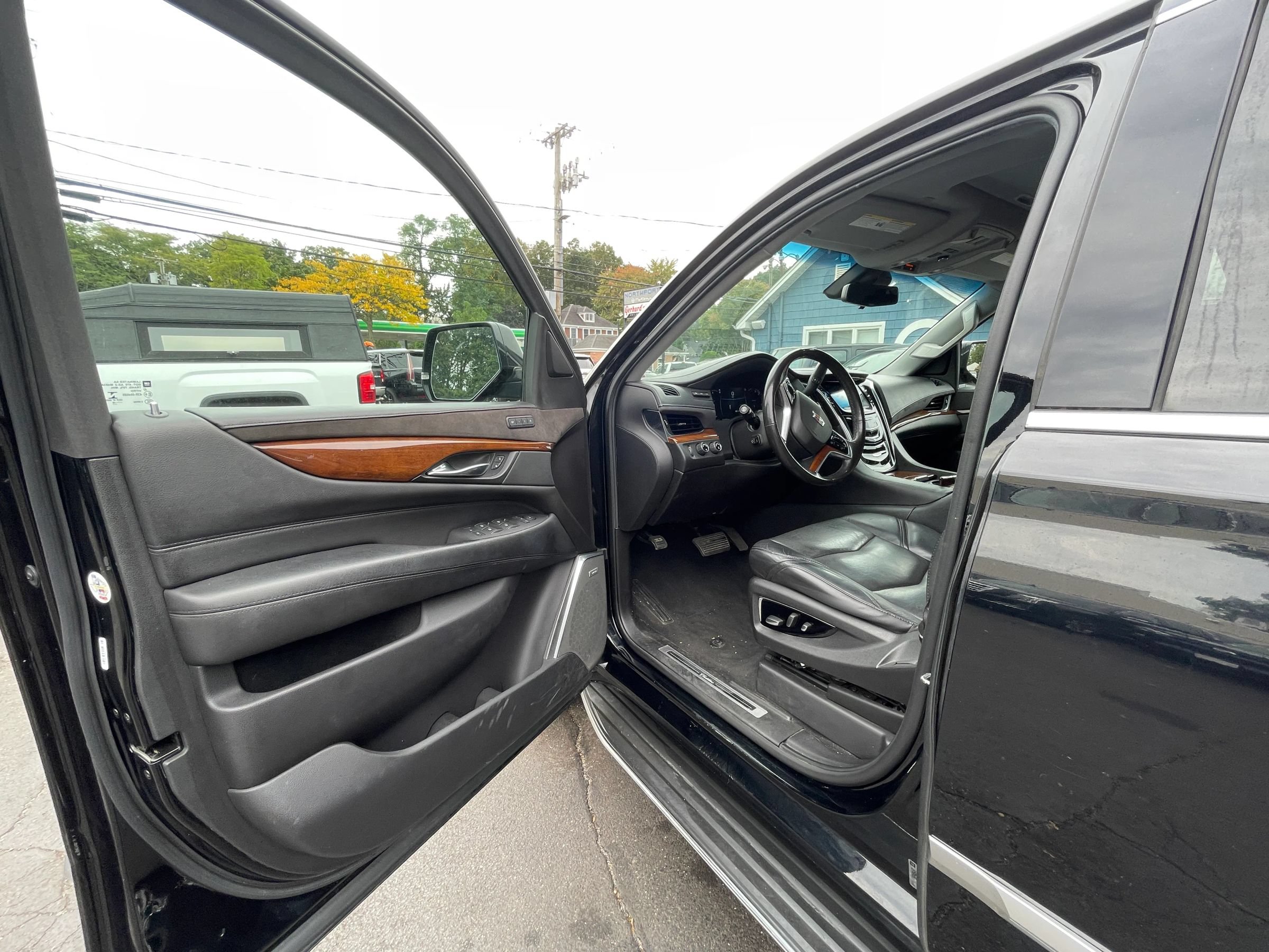 Used 2018 Cadillac Escalade Luxury AWD/4WD image 10