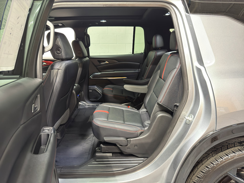 Used 2025 Chevrolet Traverse RS image 14