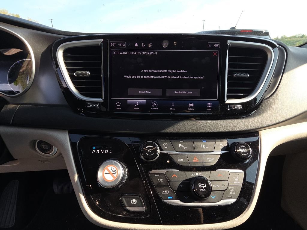 Used 2023 Chrysler Pacifica Touring-L image 10