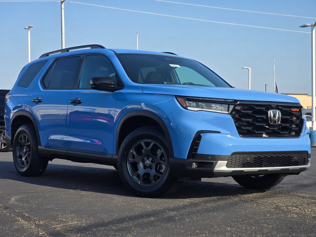 Used 2025 Honda Pilot TrailSport image 2