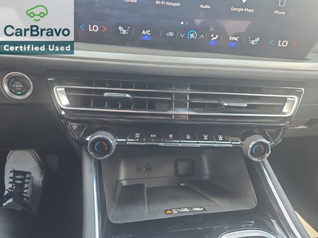 Used 2025 Chevrolet Traverse LT FWD image 17