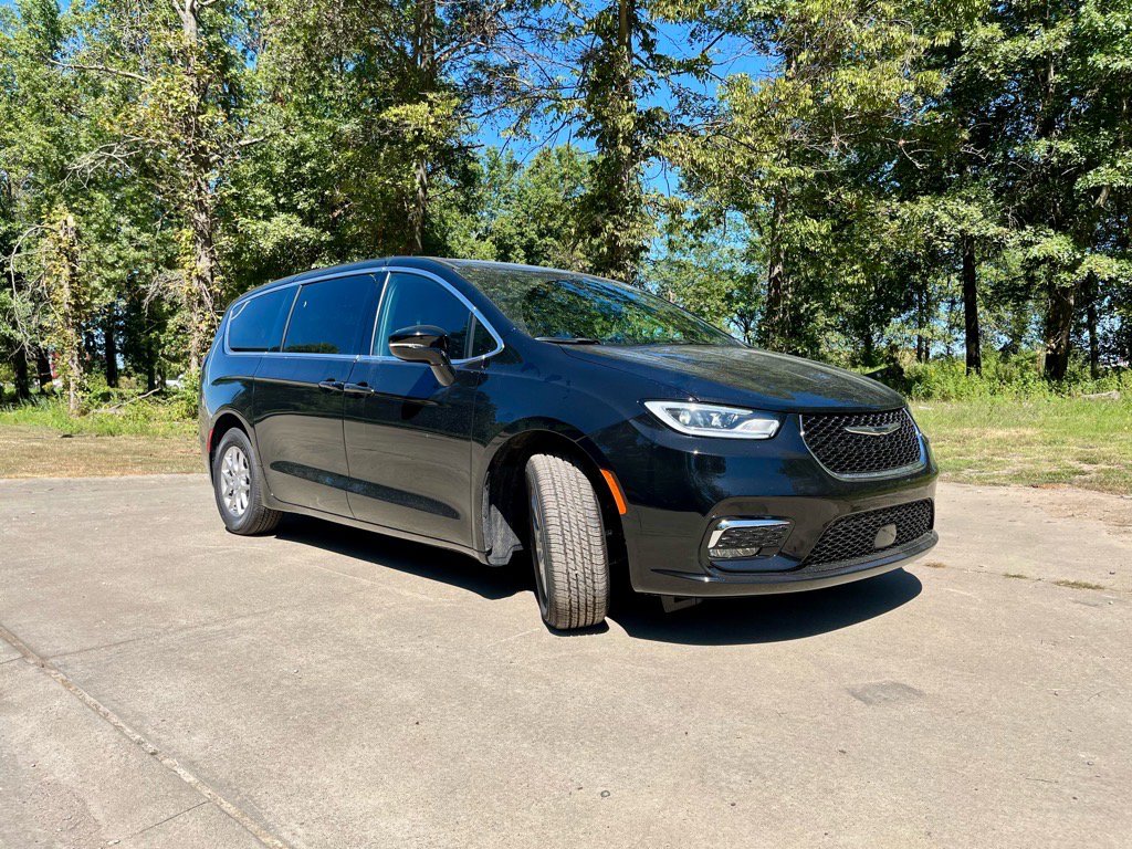 New 2026 Chrysler Pacifica Select image 2