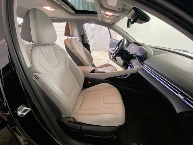 Used 2023 Hyundai Elantra Limited w/ Preferred Accessory Package image 37