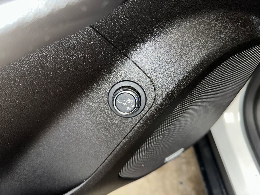 Certified 2023 GMC Acadia SLT w/ Preferred Package image 7