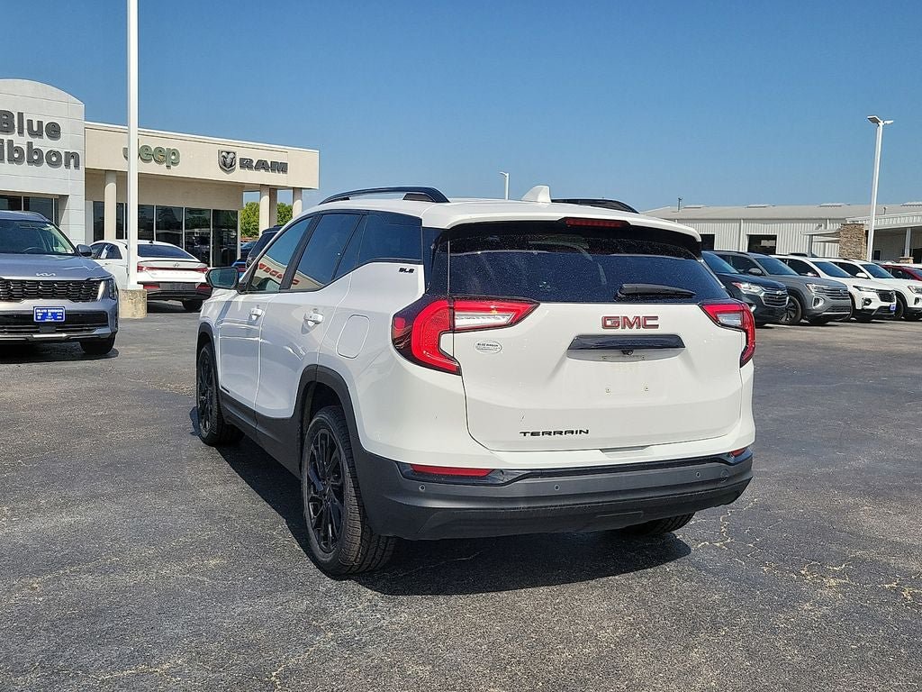 Used 2023 GMC Terrain SLE w/ Driver Convenience Package FWD image 4
