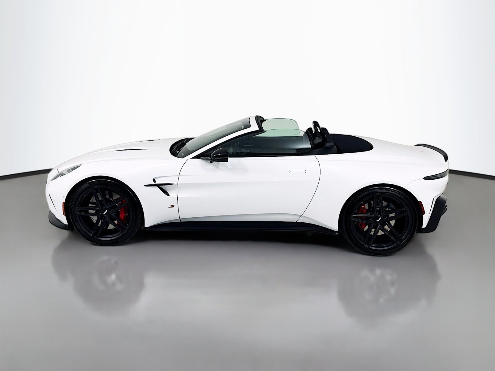 Used 2026 Aston Martin V8 Vantage S RWD image 4