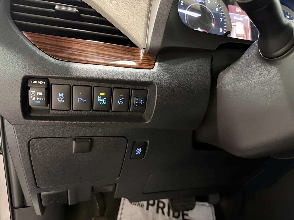 Used 2017 Toyota Sienna Limited AWD/4WD image 40