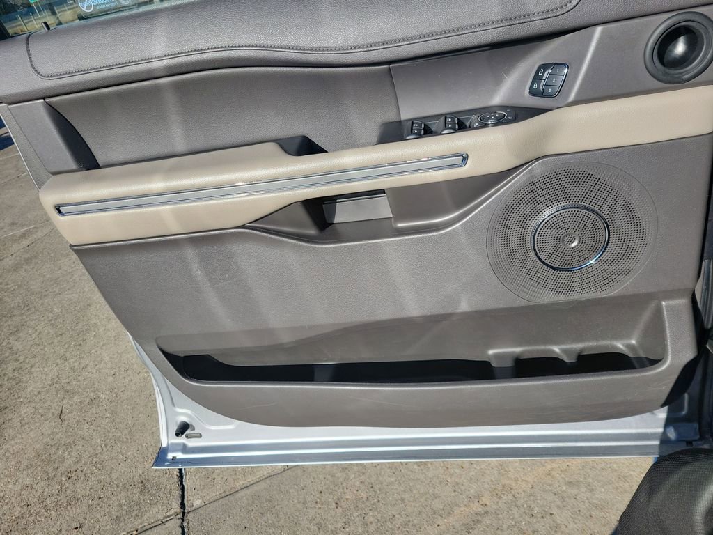 Used 2021 Ford Expedition XLT image 12