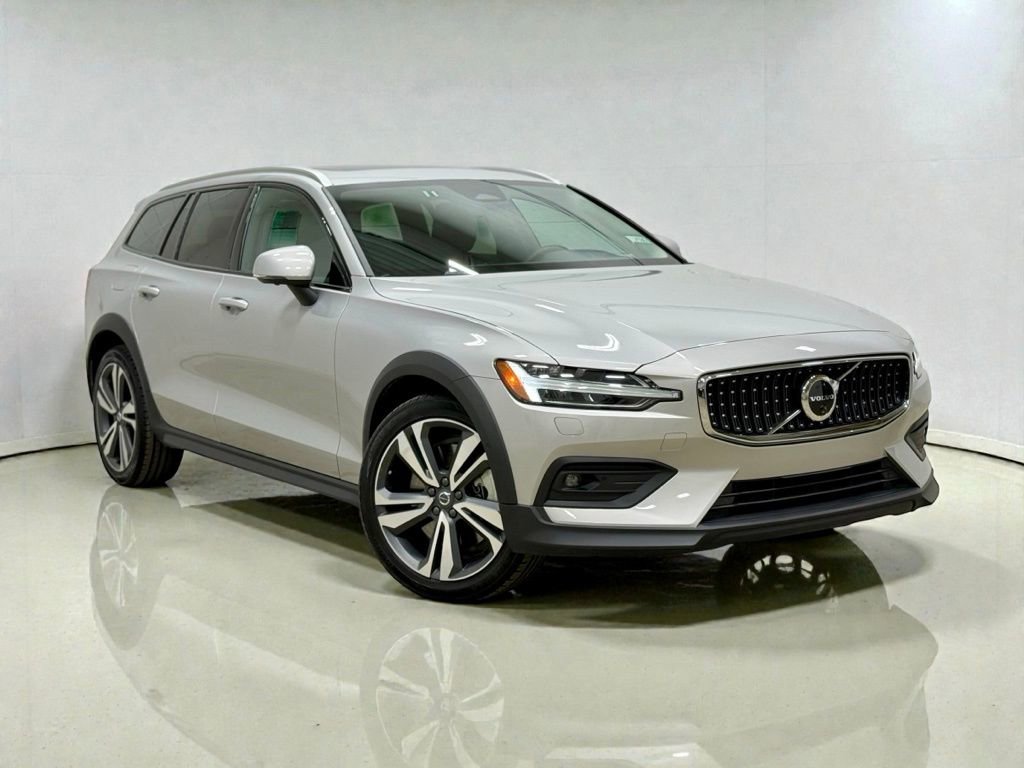 Used 2025 Volvo V60 B5 Cross Country Plus image 6