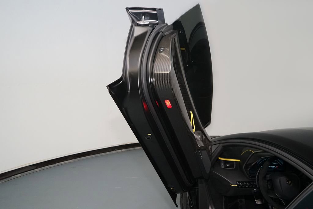 Used 2019 Lamborghini Aventador SVJ image 19