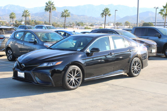 Used 2024 Toyota Camry SE w/ Convenience Package FWD image 3