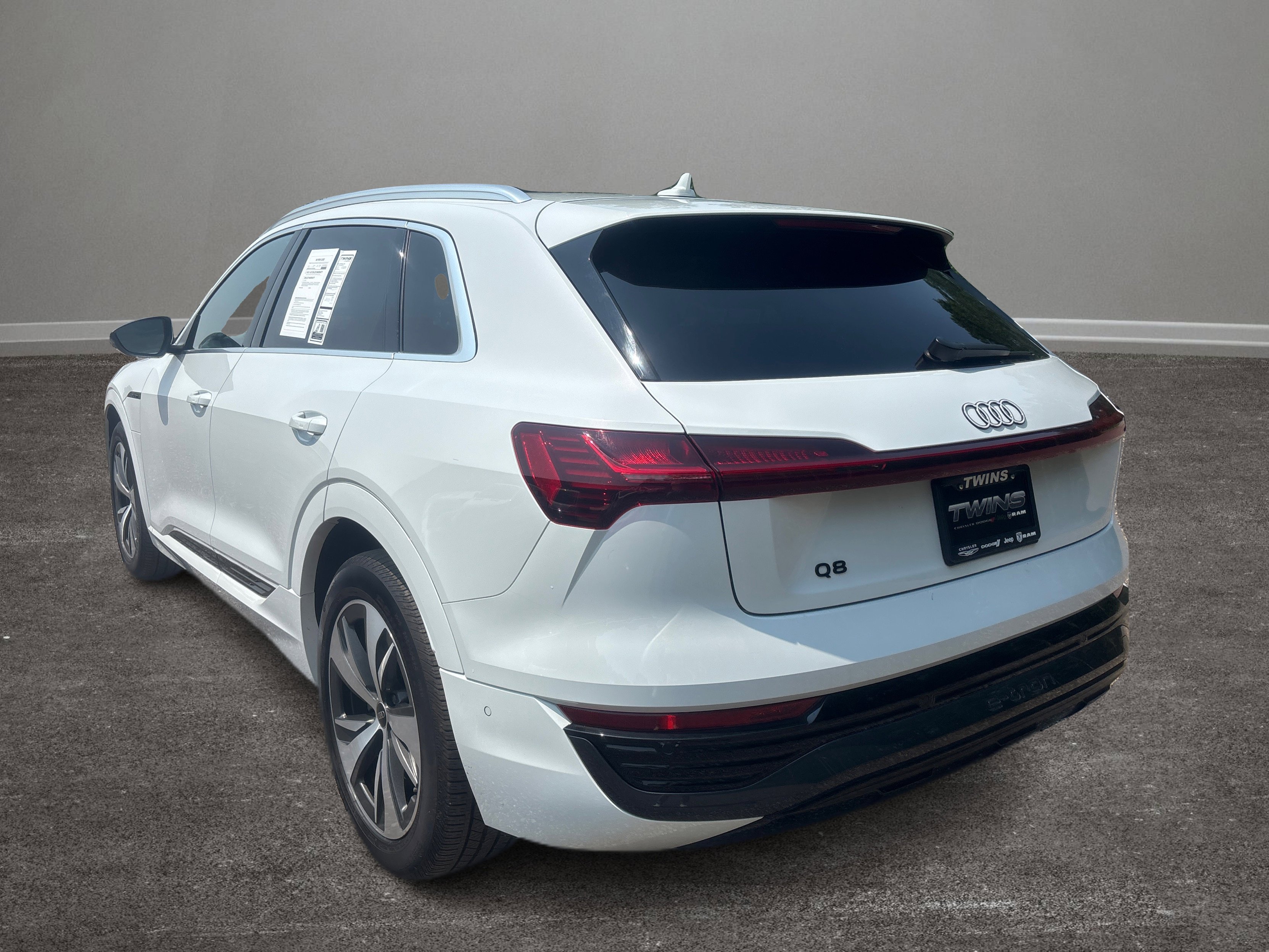 Used 2024 Audi Q8 e-tron Premium Plus w/ Premium Plus Package image 37