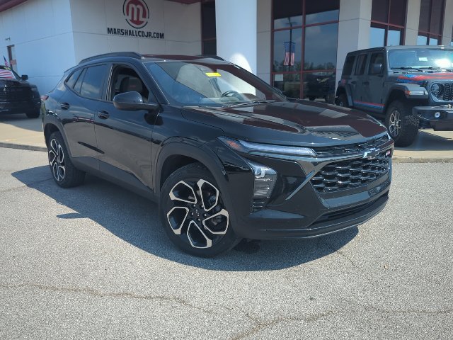Used 2025 Chevrolet Trax RS w/ Sunroof Package FWD image 3