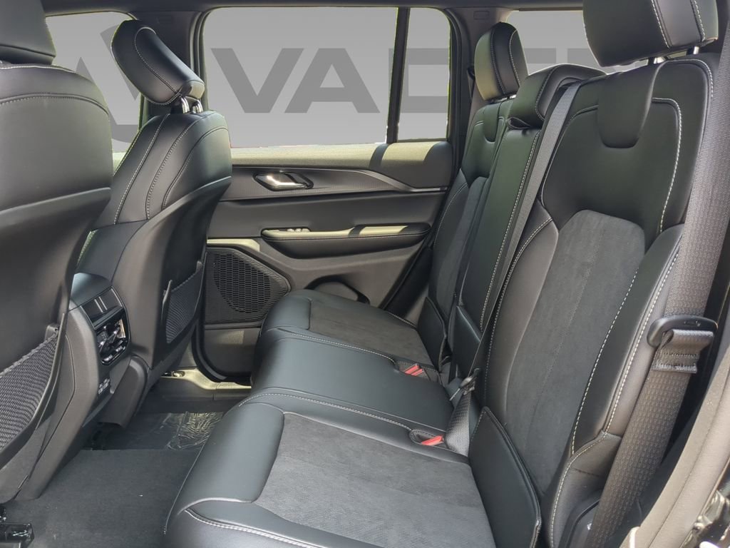 New 2025 Jeep Grand Cherokee Altitude image 13