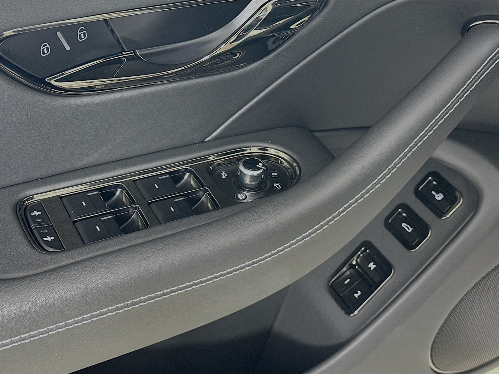 New 2026 Bentley Flying Spur V8 AWD/4WD image 19