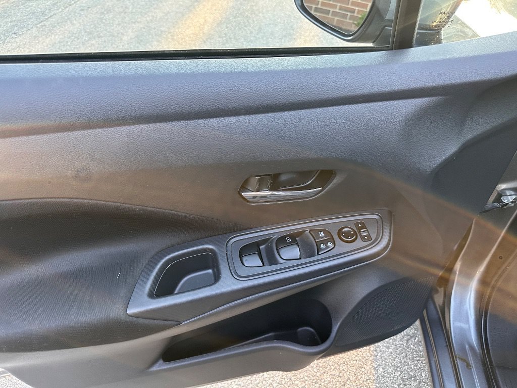 Used 2022 Nissan Versa SV FWD image 8
