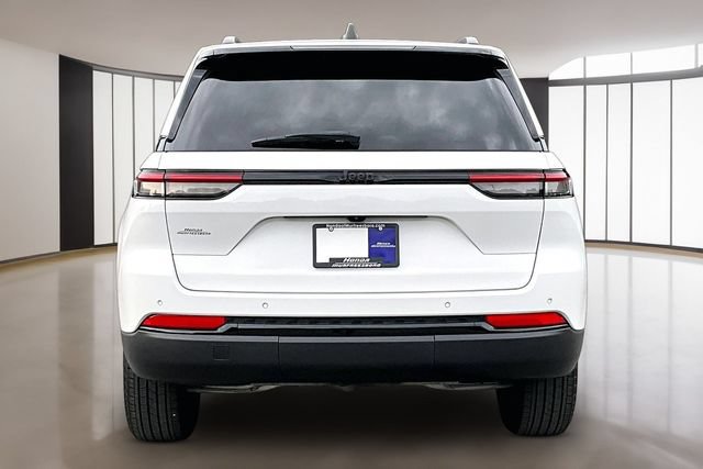 Used 2025 Jeep Grand Cherokee Altitude RWD image 5