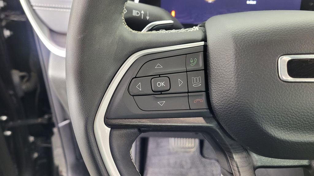 Used 2023 Jeep Grand Cherokee Limited w/ Black Appearance Package image 15