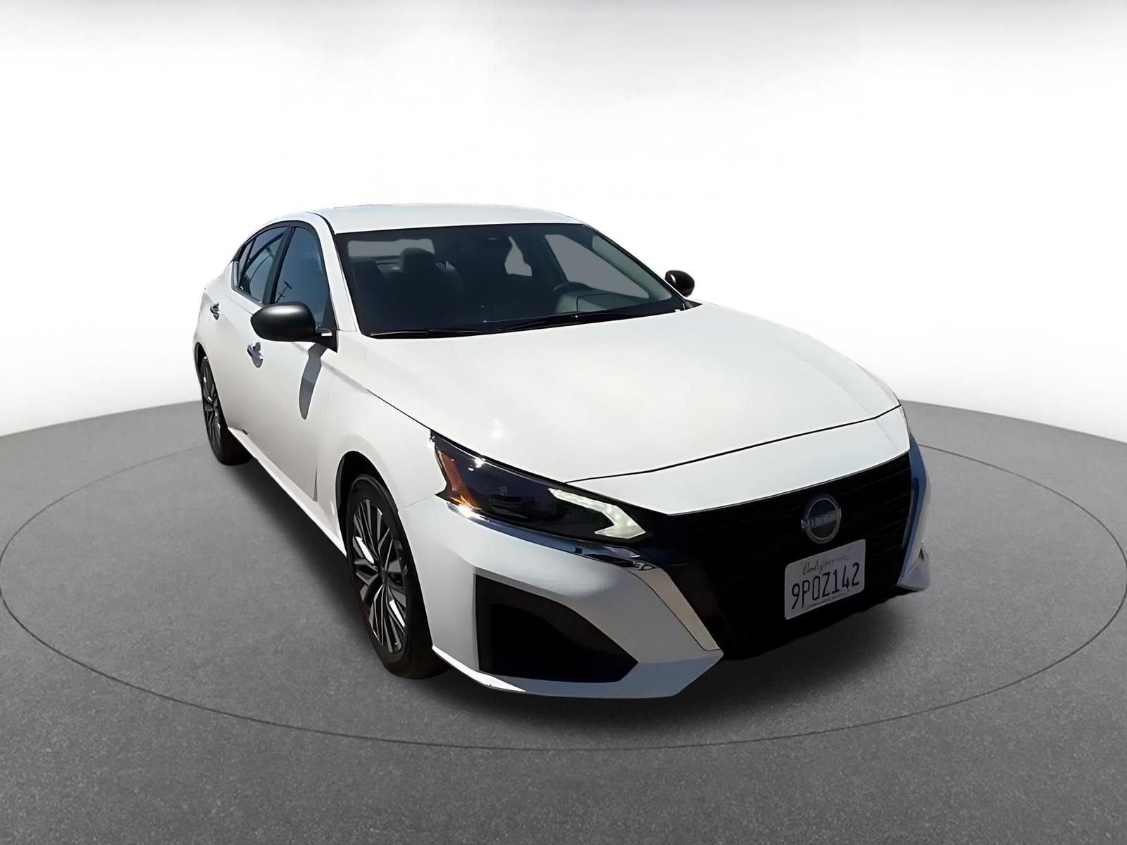 Used 2025 Nissan Altima 2.5 SV FWD image 3