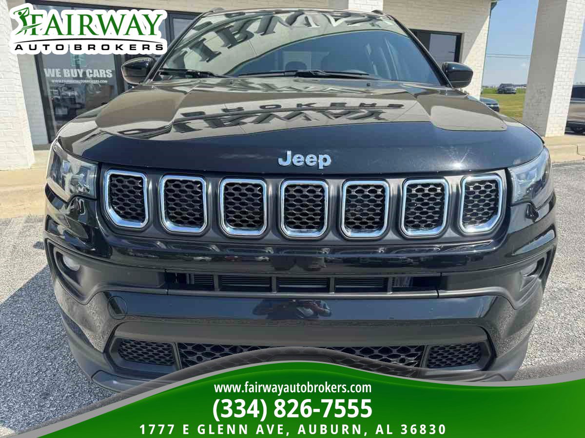 Used 2023 Jeep Compass Latitude w/ Sun and Sound Group AWD/4WD image 3