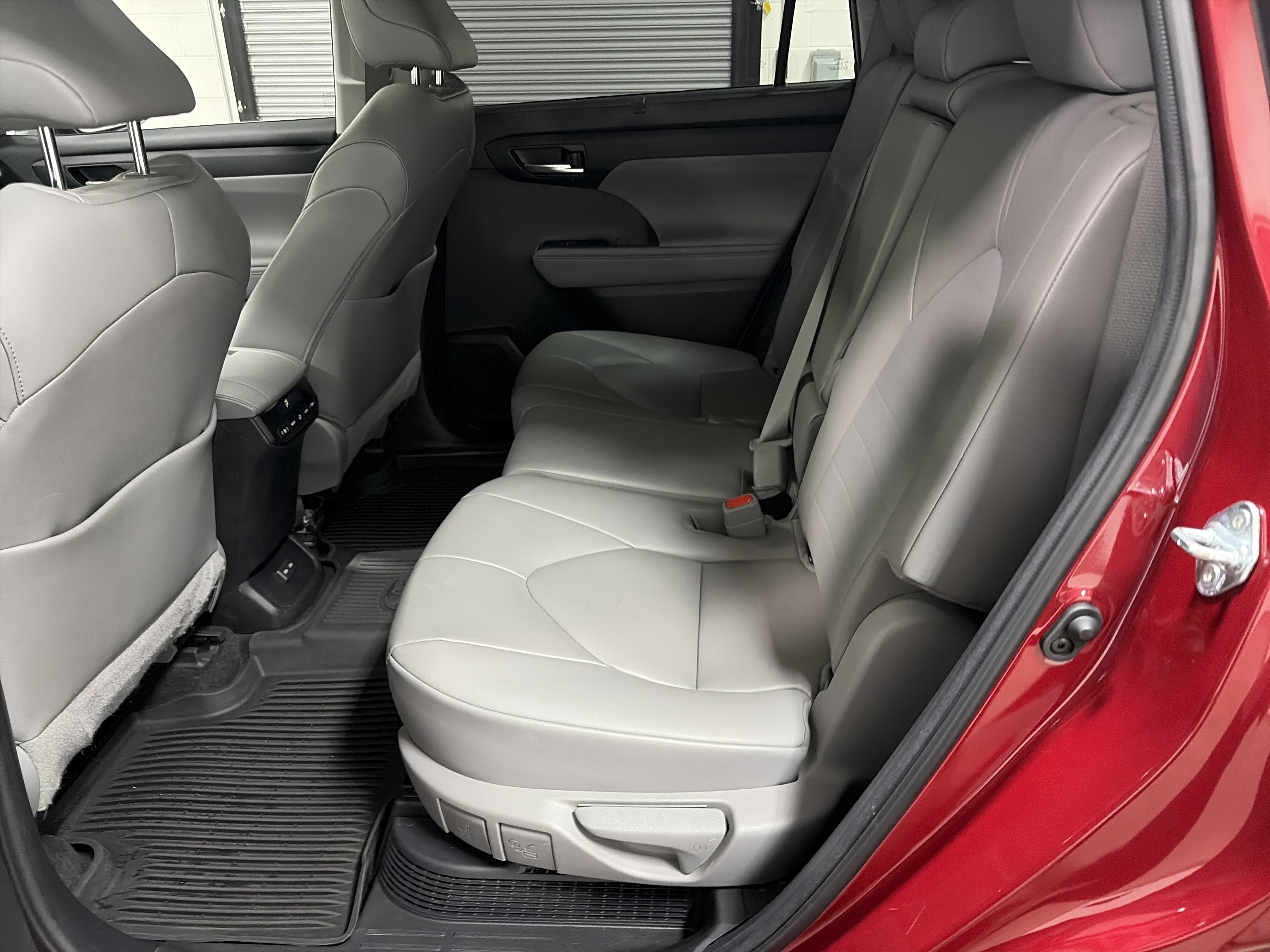 Used 2023 Toyota Highlander XLE image 26