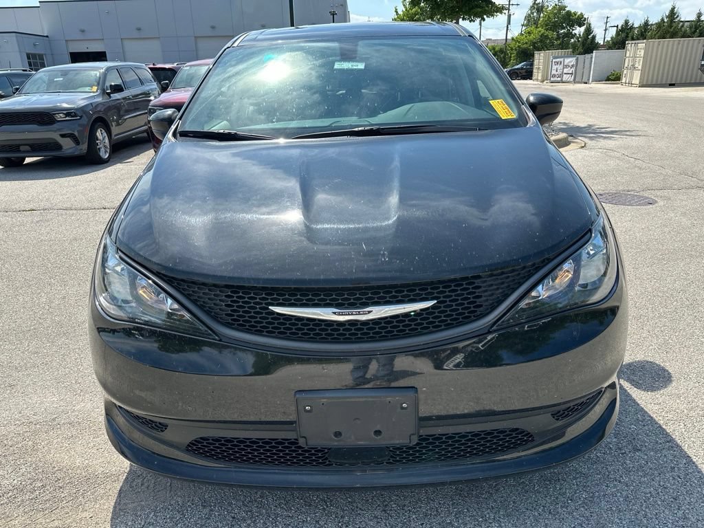 Used 2022 Chrysler Voyager LX FWD image 3