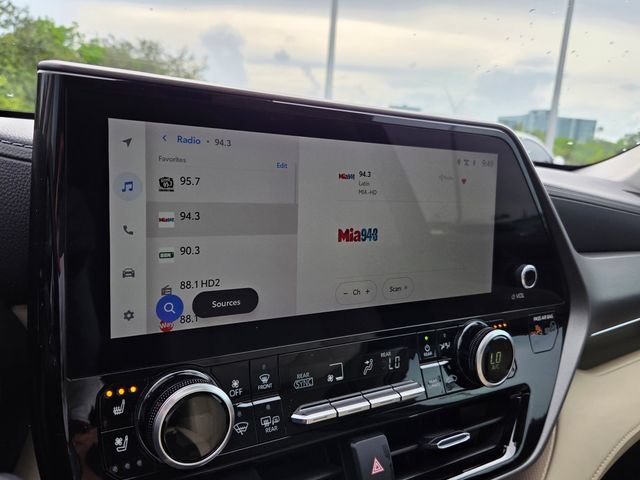 Used 2025 Toyota Highlander Limited FWD image 34