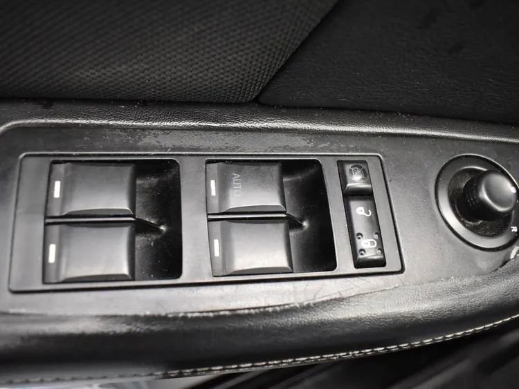 Used 2013 Dodge Avenger SXT image 20