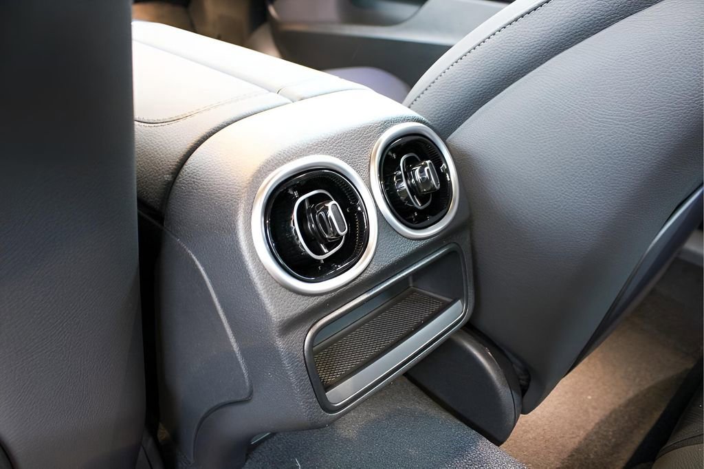 Used 2025 Mercedes-Benz C 300 Sedan image 22