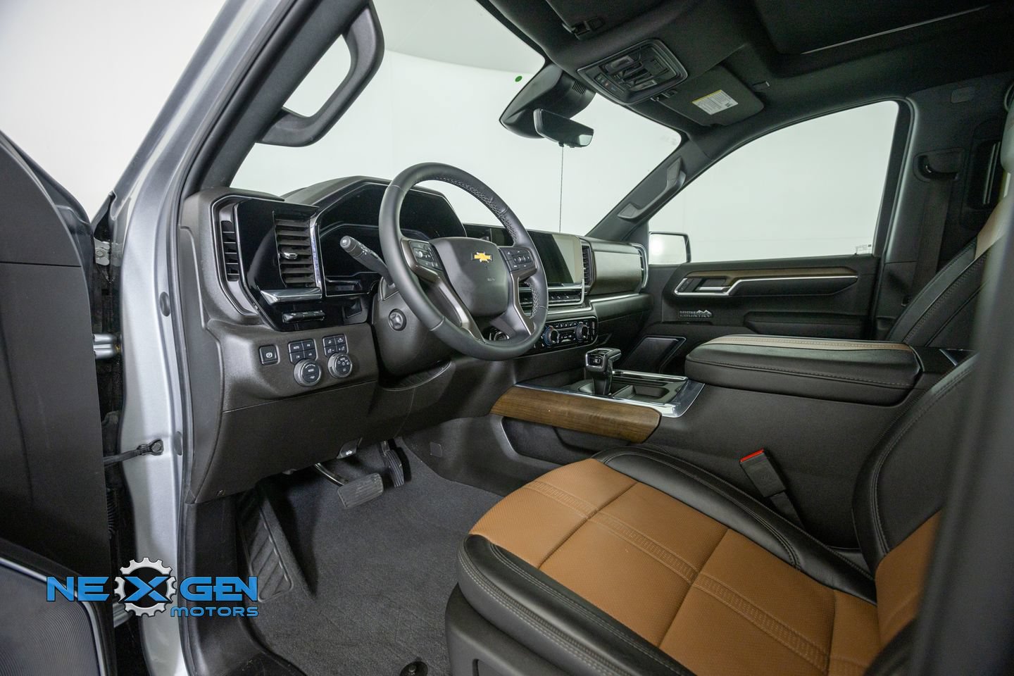 Used 2025 Chevrolet Silverado 1500 High Country w/ Technology Package AWD/4WD image 10