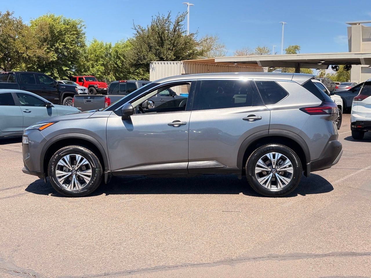 Used 2021 Nissan Rogue SV FWD image 3
