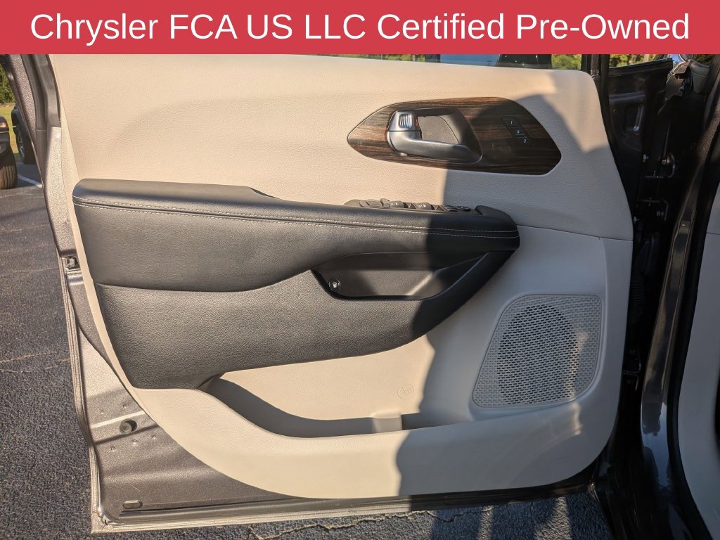 Used 2023 Chrysler Pacifica Limited FWD image 16
