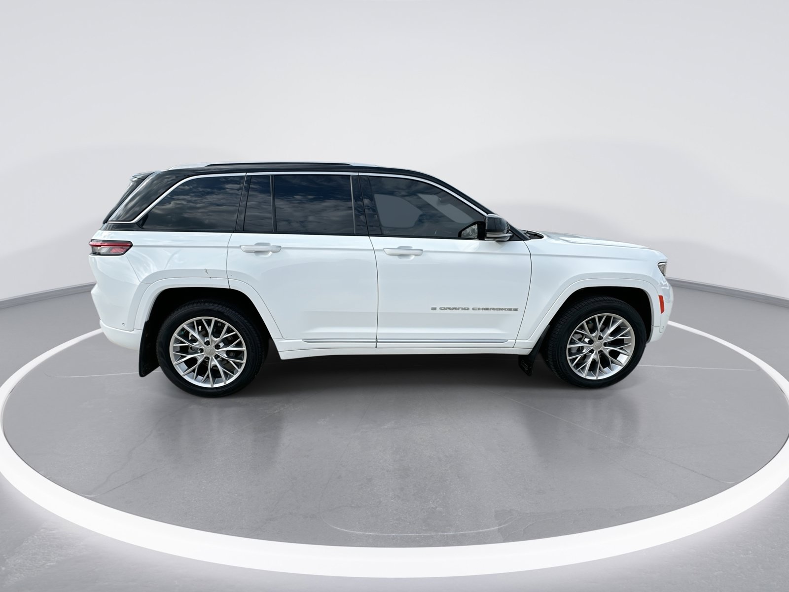 Used 2023 Jeep Grand Cherokee Summit AWD/4WD image 9