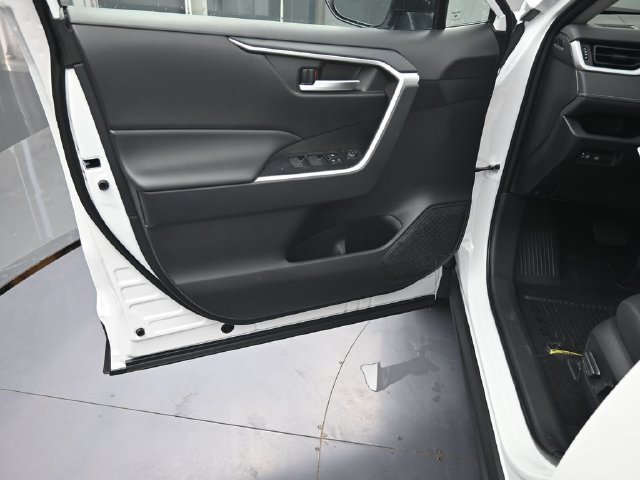 Used 2025 Toyota RAV4 XLE AWD/4WD image 20