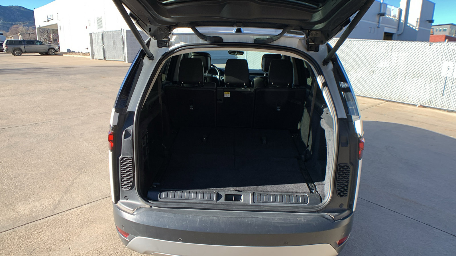 Used 2024 Land Rover Discovery S image 25