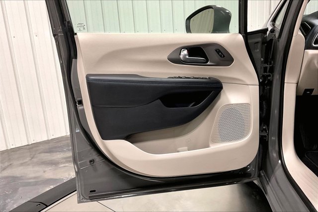 Used 2021 Chrysler Pacifica Touring-L w/ Uconnect Theater Family Group FWD image 23