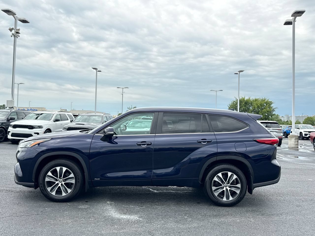 Used 2023 Toyota Highlander XLE AWD/4WD image 6