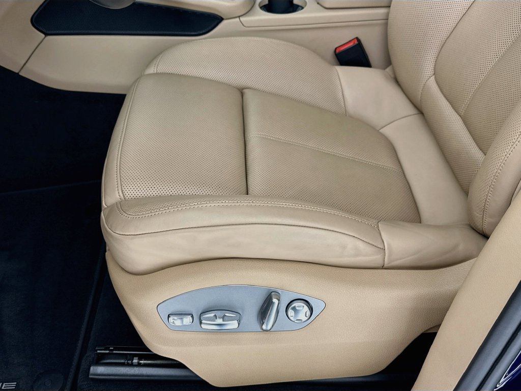 Certified 2025 Porsche Macan AWD/4WD image 12