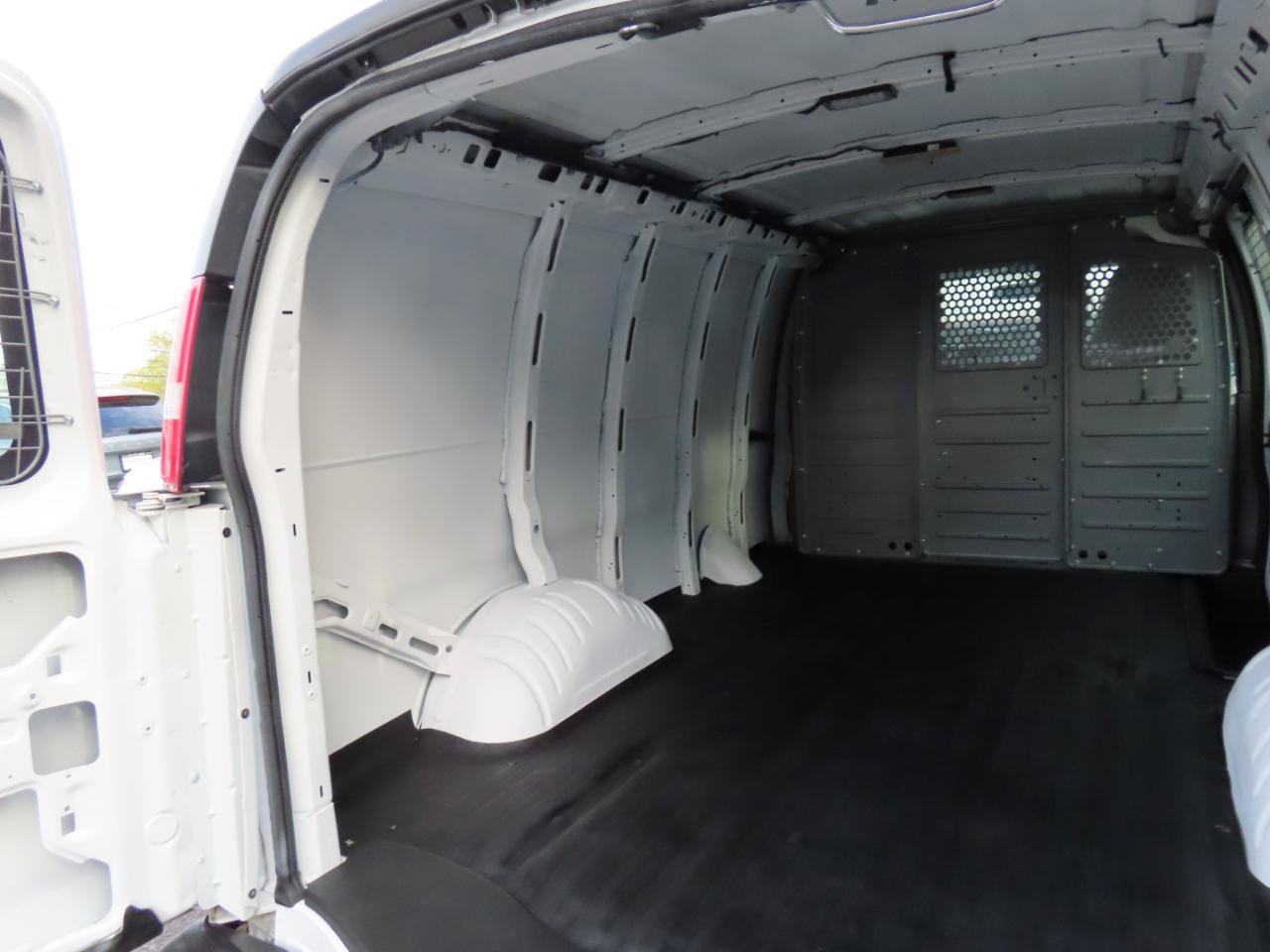 Used 2015 Chevrolet Express 2500 RWD image 15