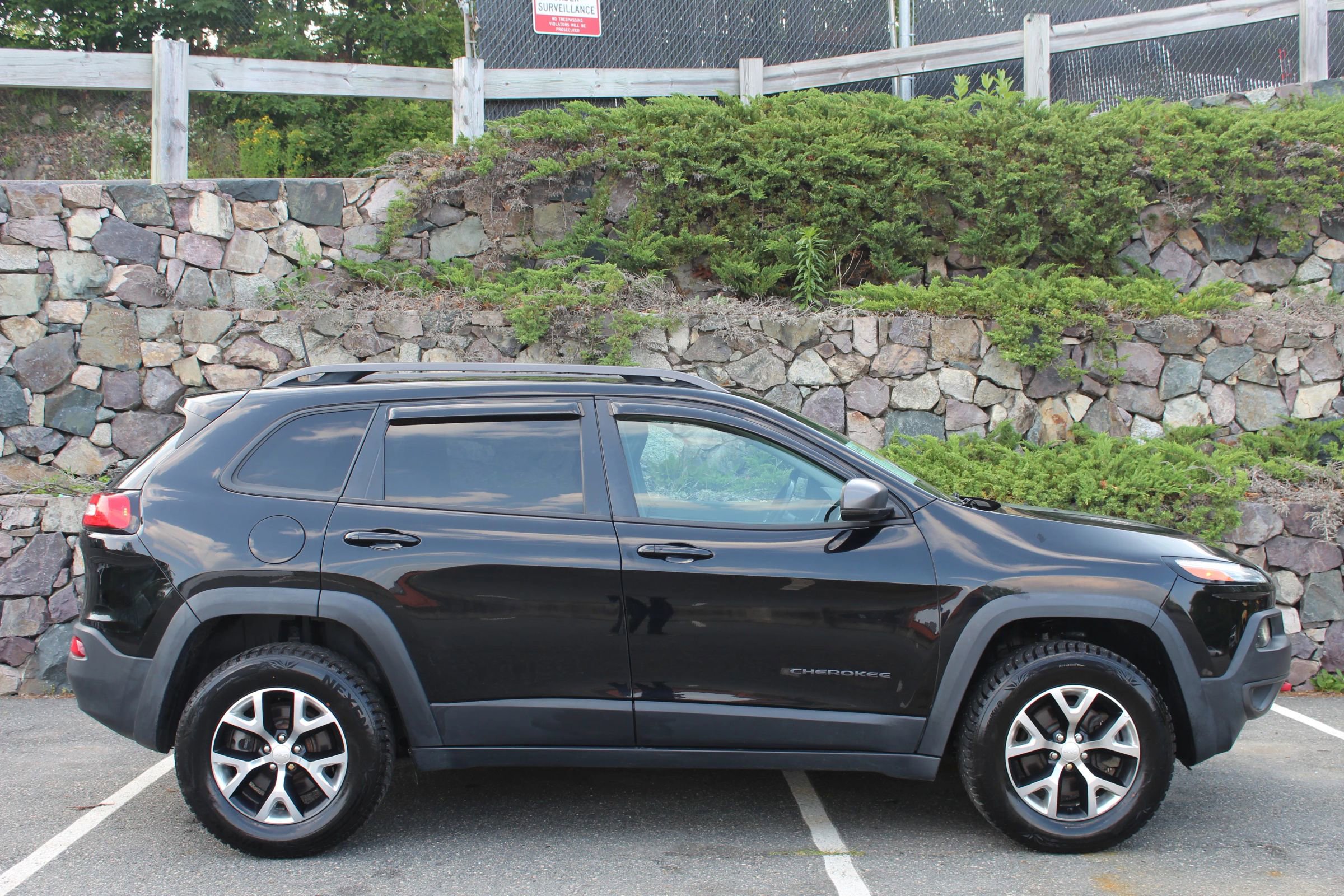 Used 2018 Jeep Cherokee Trailhawk image 5