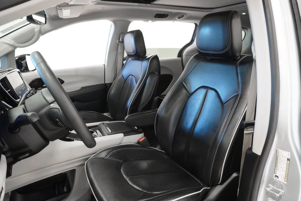Certified 2024 Chrysler Pacifica Limited image 5