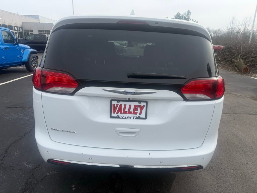 Used 2018 Chrysler Pacifica Touring-L image 4